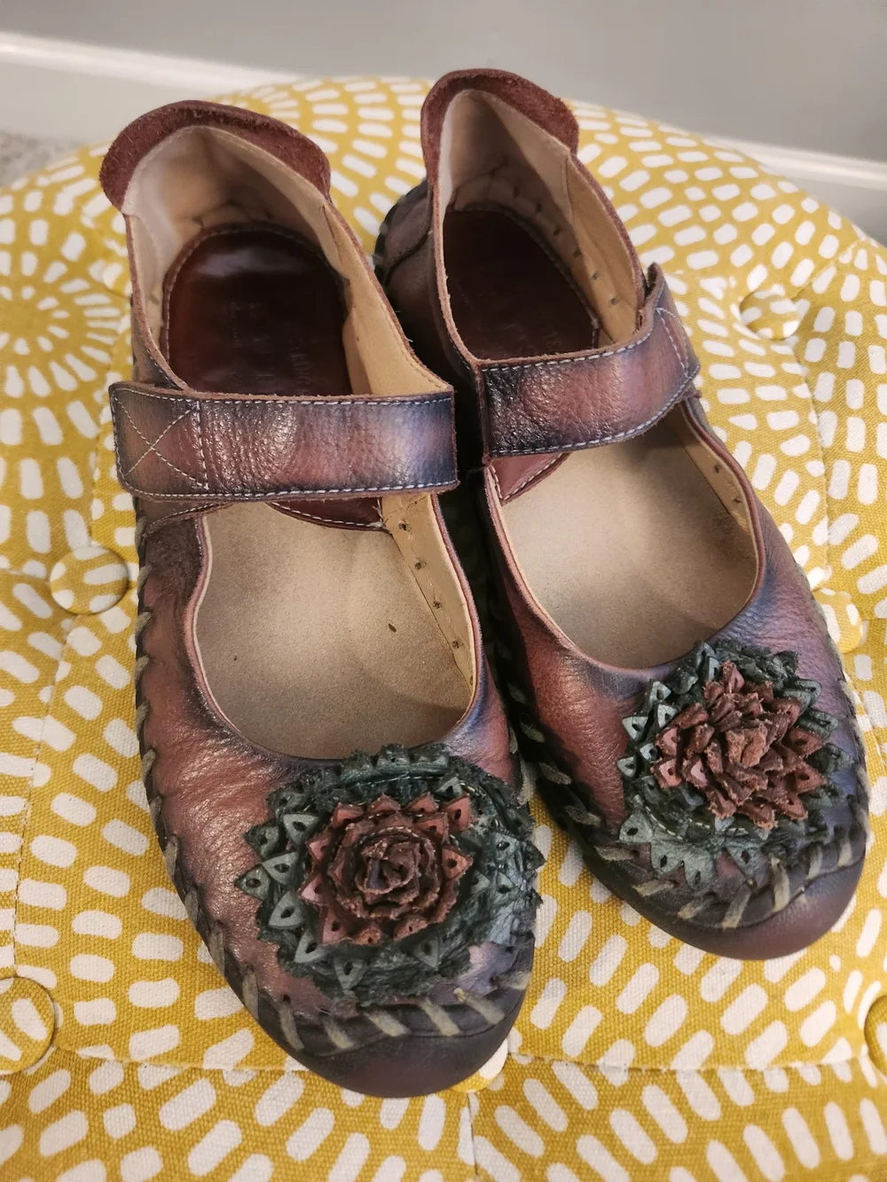 L'Artiste Hibiscae Mary Jane Flats w/ Floral Applique. US Size 7 - Picture 2 of 15